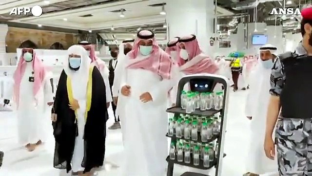 Mecca, acqua santa distribuita dai robot per le norme anti Covid