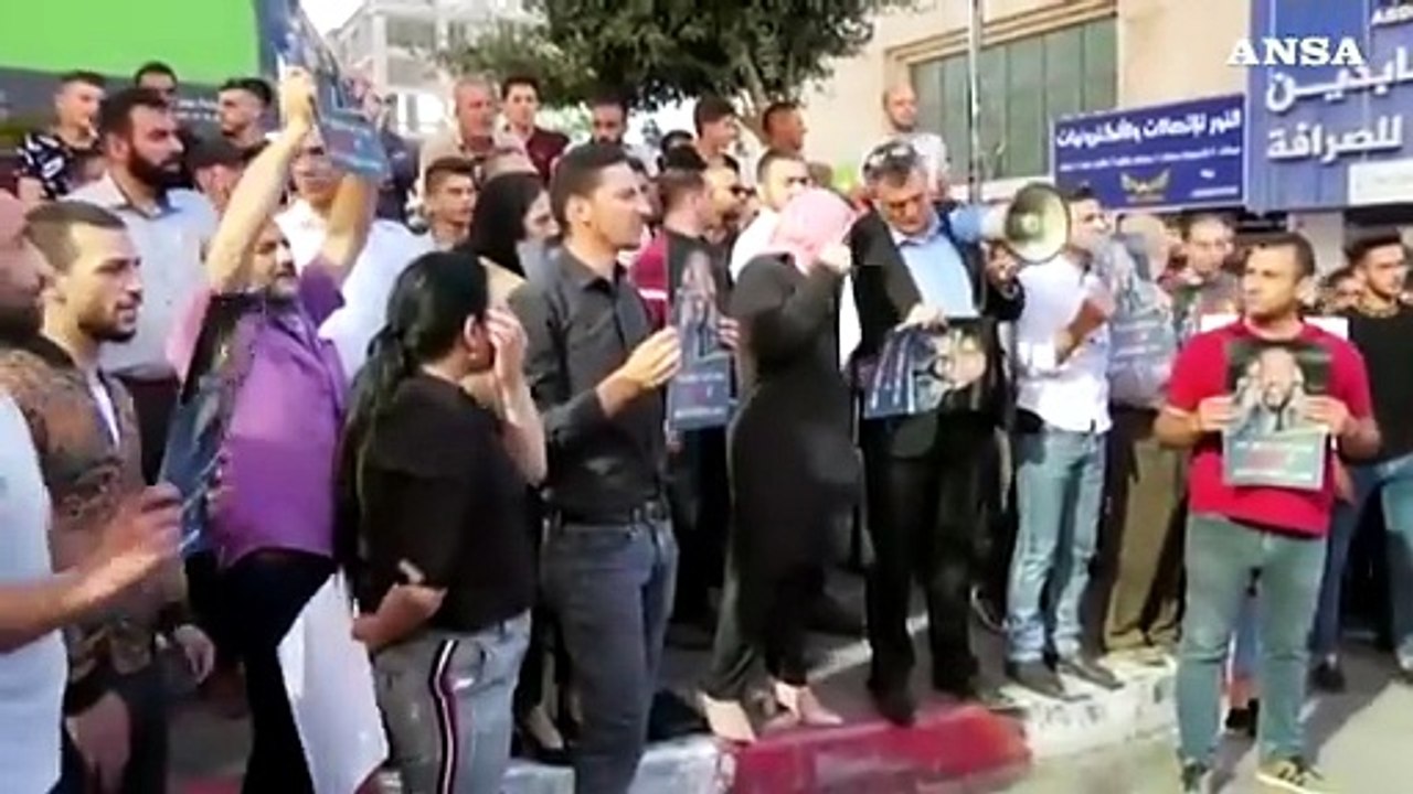 Cisgiordania, migliaia in piazza contro il presidente Abbas dopo la morte di un attivista