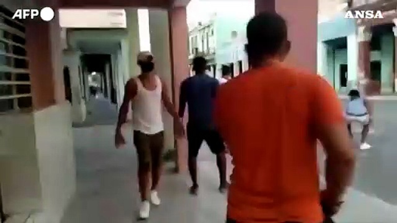 A Cuba la piu' grande protesta da 30 anni, lanci di sassi e scontri con la polizia