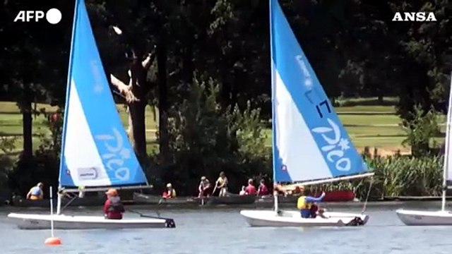 Ondata di caldo in Regno Unito, londinesi in relax nei parchi