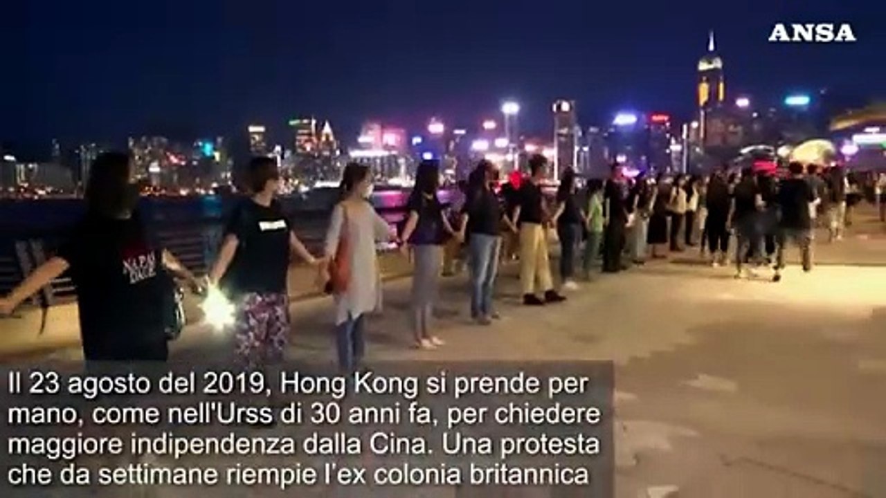 Hong Kong, una catena umana da almeno 40 chilometri