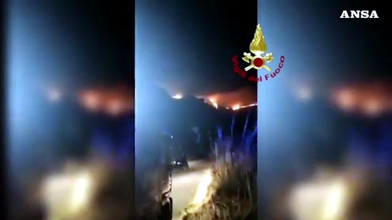 Incendi Sicilia e Calabria, i vigili del fuoco al lavoro per spegnere decine di roghi