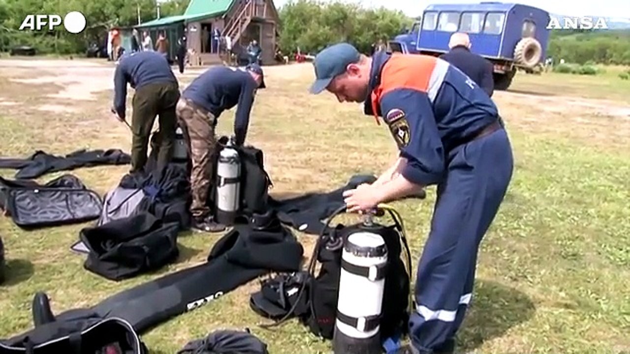 Russia, elicottero precipita nel lago Kuril: le operazioni di soccorso