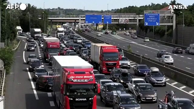Francia, esodo dei parigini verso il mare di Marsiglia: bloccati in autostrada