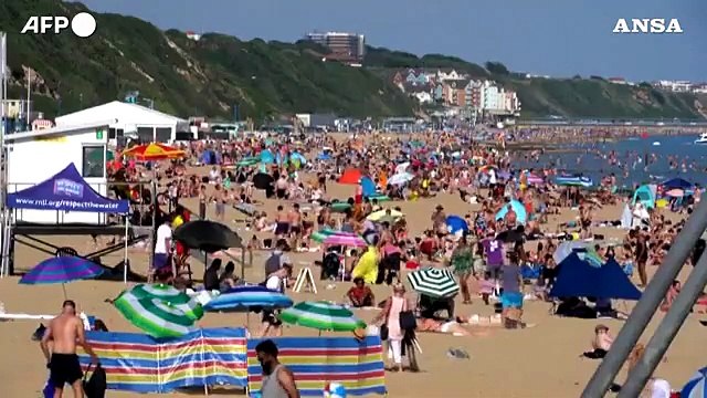 Covid, i britannici si godono il mare senza restrizioni