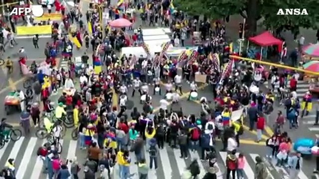Bogota', migliaia di colombiani in piazza contro il governo Duque