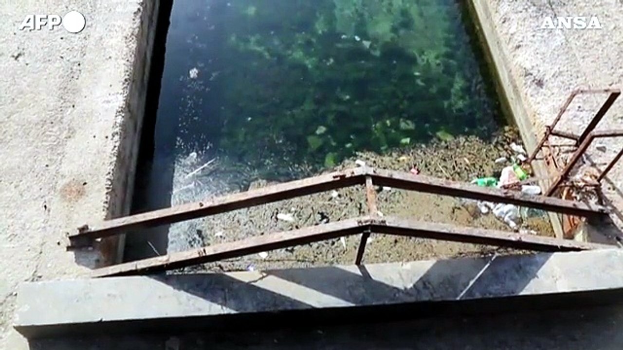 Libia, la costa invasa dalla spazzatura: scatta il divieto di balneazione