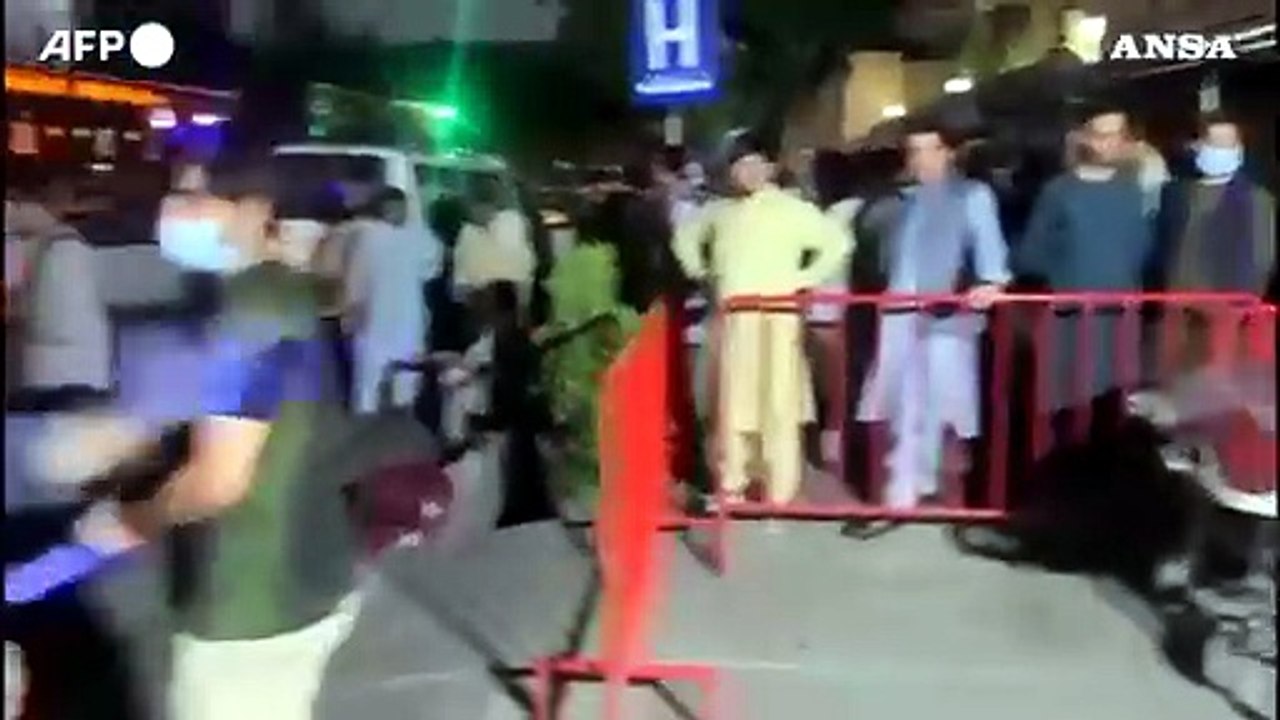 I feriti arrivano all'ospedale di Kabul dopo l'esplosione in aeroporto