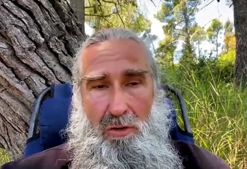 Надо ли стремиться видеть в людях святых (Should we strive to see saints in people?)