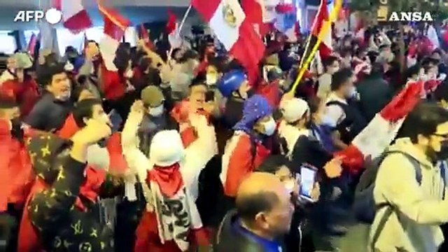 Lima, migliaia di persone in piazza per protestare contro il presidente Castillo