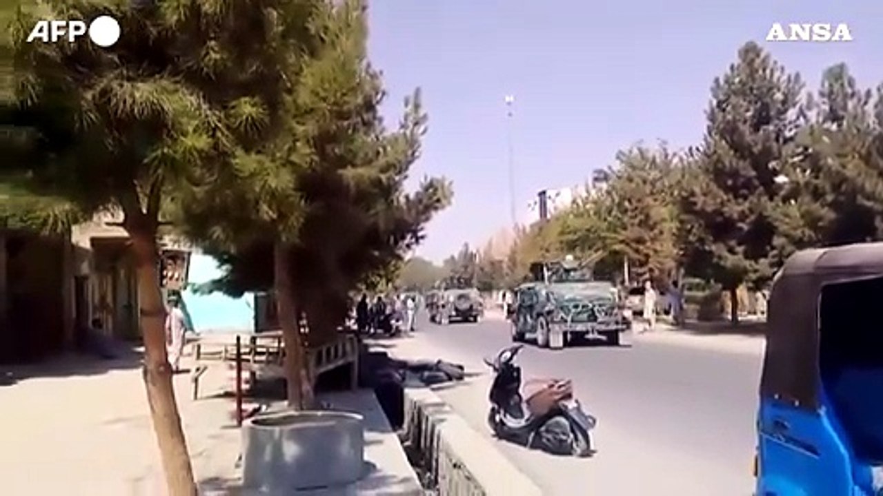 Afghanistan, a Kunduz la resa ai talebani di centinaia di soldati