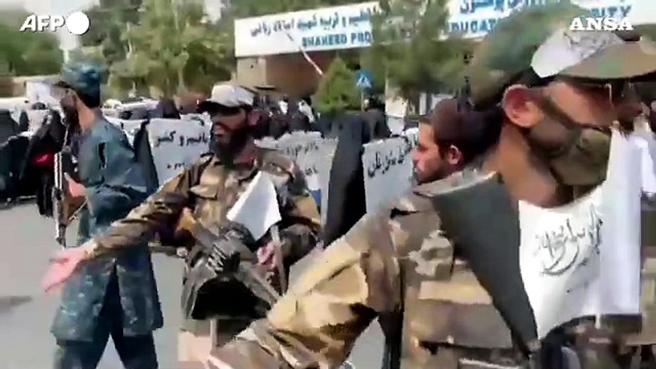 Afghanistan, donne e bambine in niqab manifestano a favore dei talebani