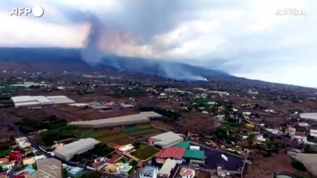 Eruzione alle Canarie, le immagini aeree del vulcano Cumbre Vieja