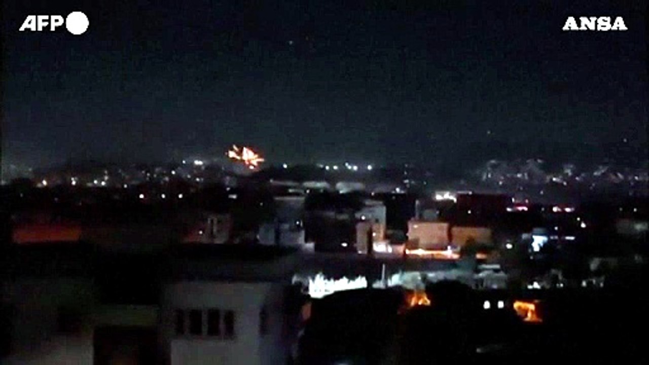 Gli Usa finiscono l'evacuazione, i talebani festeggiano con fuochi d'artificio a Kabul