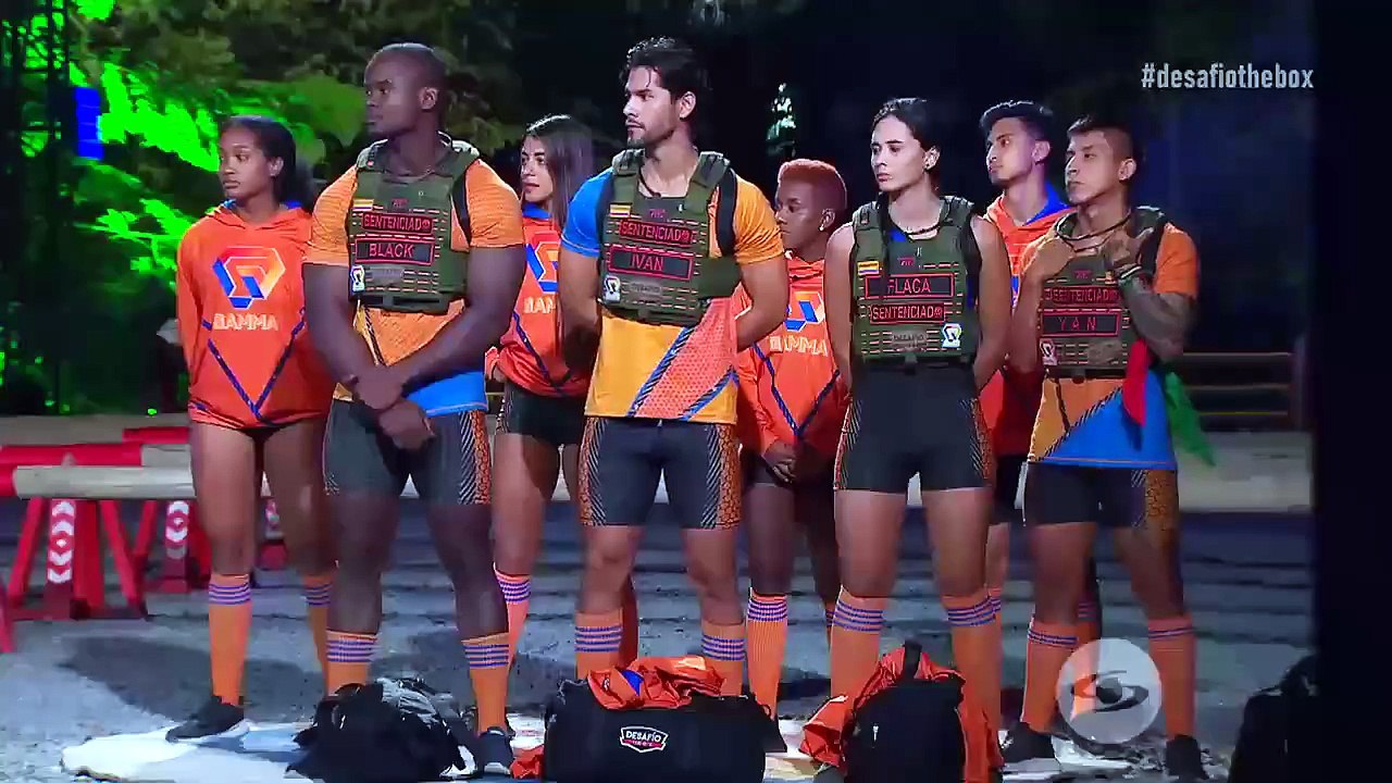 3. Un participante rompe una regla y dos desafiantes se despiden