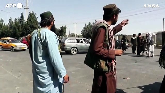 Kabul, strada dell'aeroporto bloccata dai talebani dopo l'attacco dell'Isis
