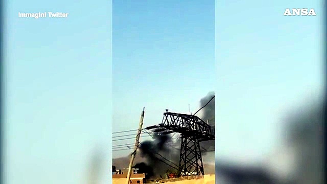 Afghanistan, esplosione a Kabul: il fumo della casa colpita da un razzo