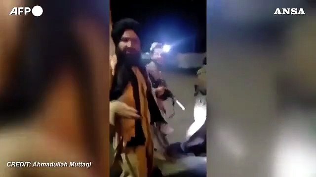 Kabul, i talebani entrano all'aeroporto dopo che le truppe Usa sono partite