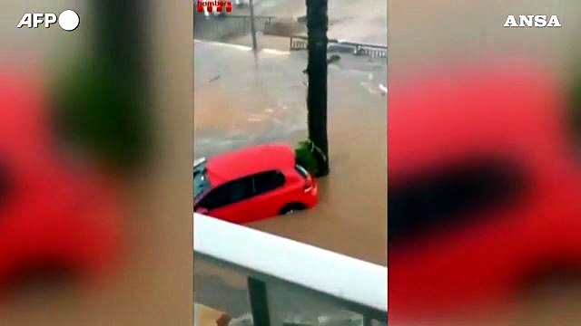 Spagna, devastanti inondazioni sulle coste orientali: auto e alberi travolti dalla corrente