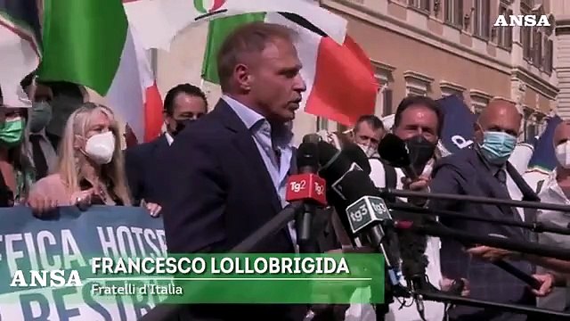 Il flash mob di FdI a Montecitorio: Lamorgese si scusi e si dimetta