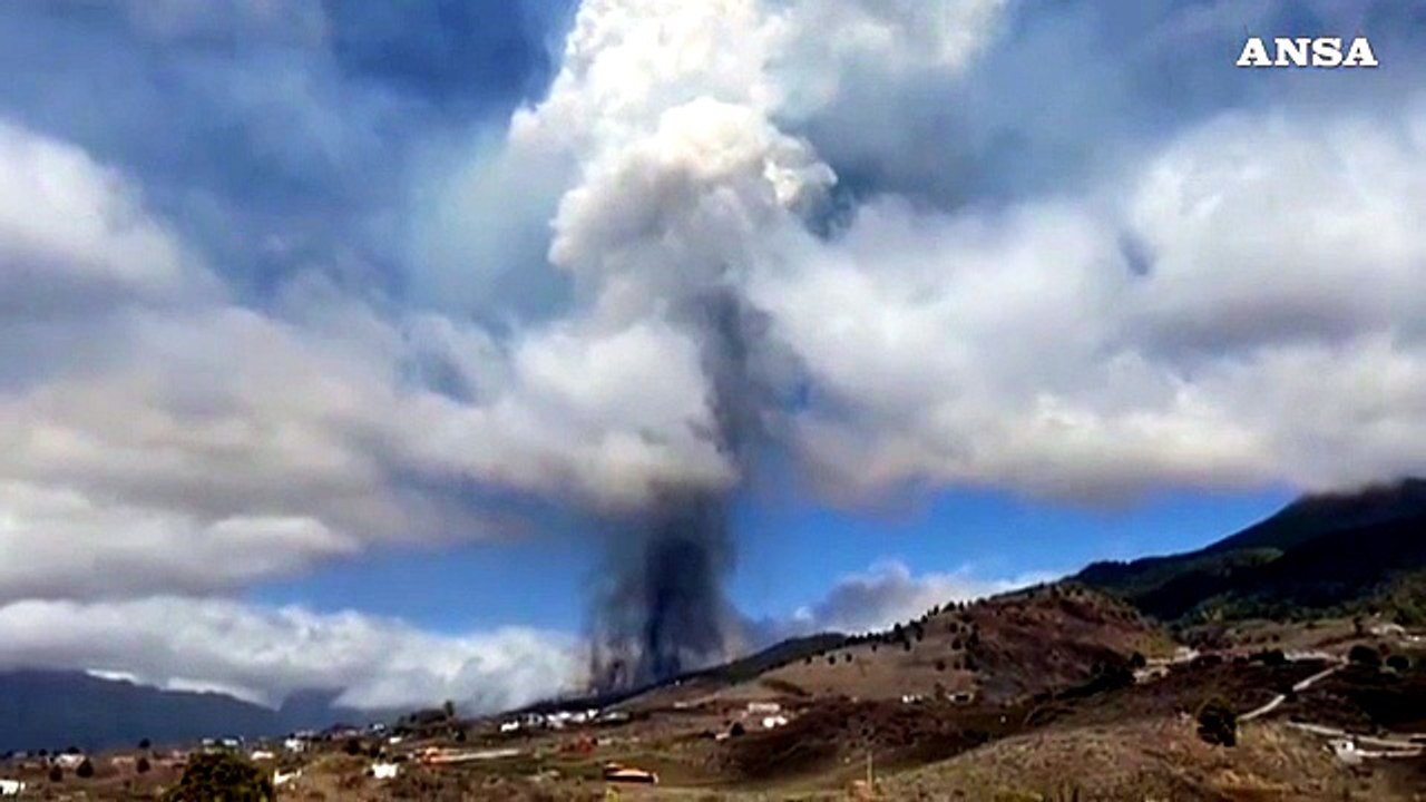 Canarie, erutta il vulcano sull'isola di La Palma, la terra trema
