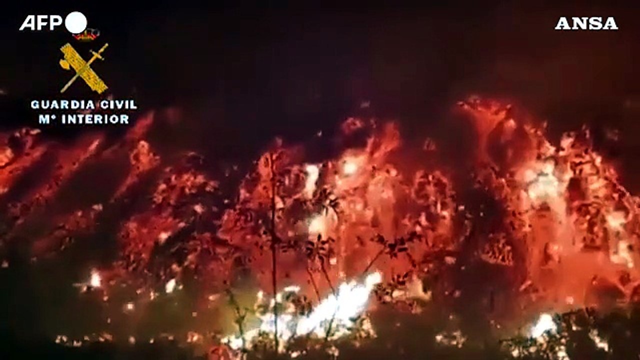 Spagna, la lava del vulcano Cumbre Vieja travolge ogni cosa che incontra