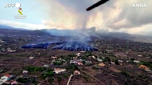 Eruzione vulcano, le immagini del cratere del Cumbre Vieja