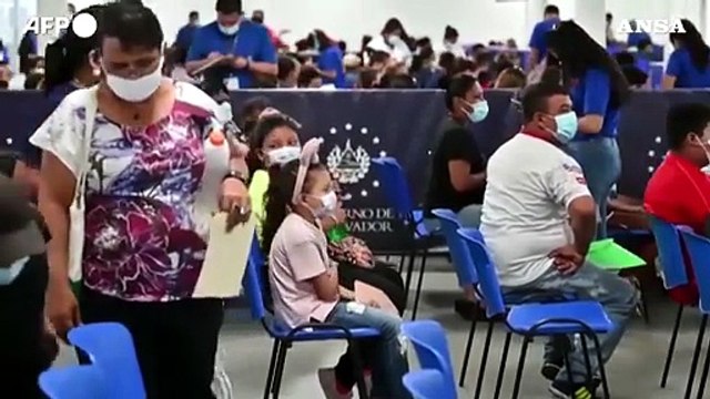 Il paradosso dei vaccini: i Paesi ricchi rischiano di buttarli, quelli poveri restano senza