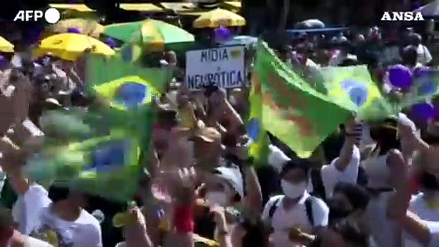 Brasile, migliaia in piazza per protestare contro il presidente Bolsonaro