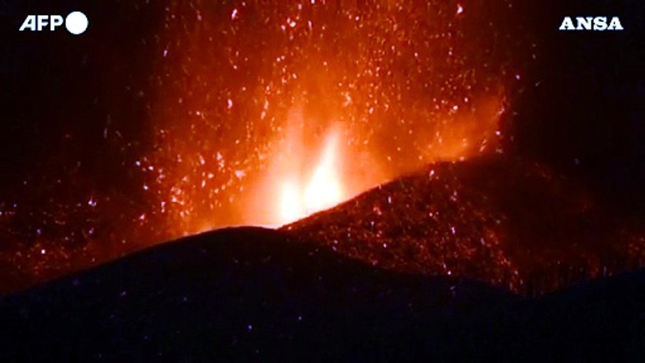 Canarie, il vulcano Cumbre Vieja erutta per il quinto giorno di fila