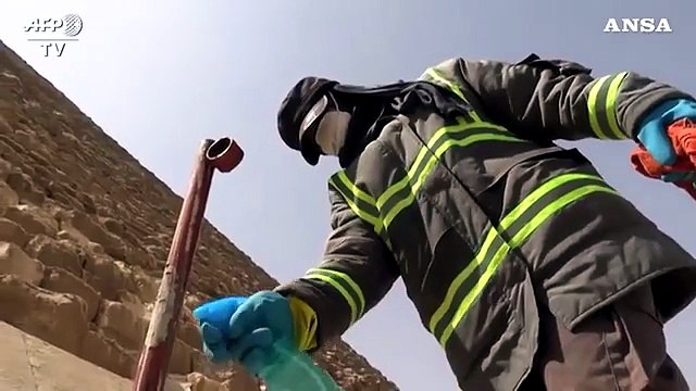 Coronavirus, l'Egitto disinfetta le piramidi di Giza