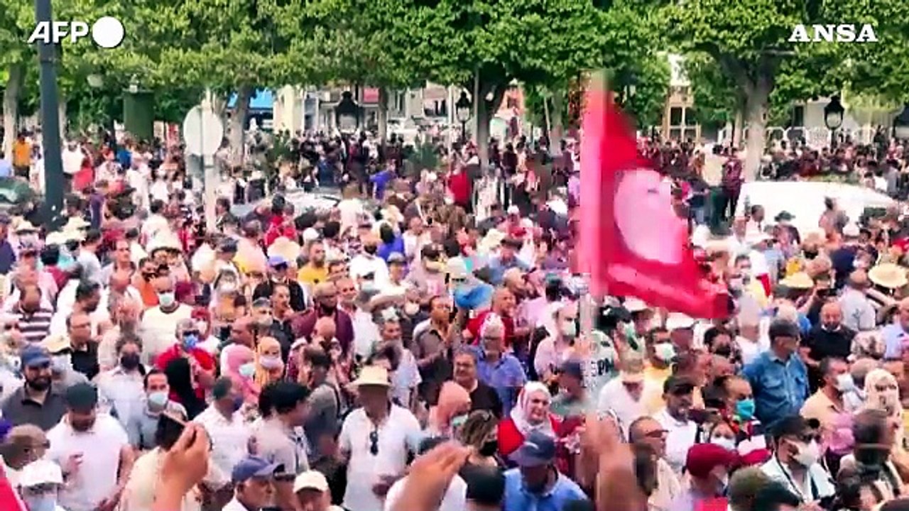 Tunisia, proteste in piazza contro il presidente Saied