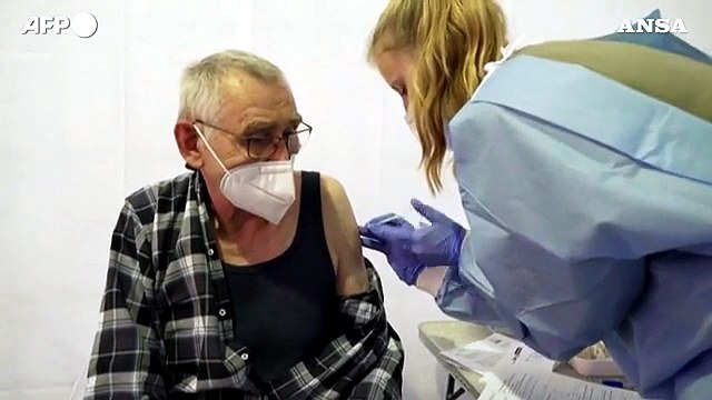 Berlino taglia gli stipendi ai no vax in quarantena