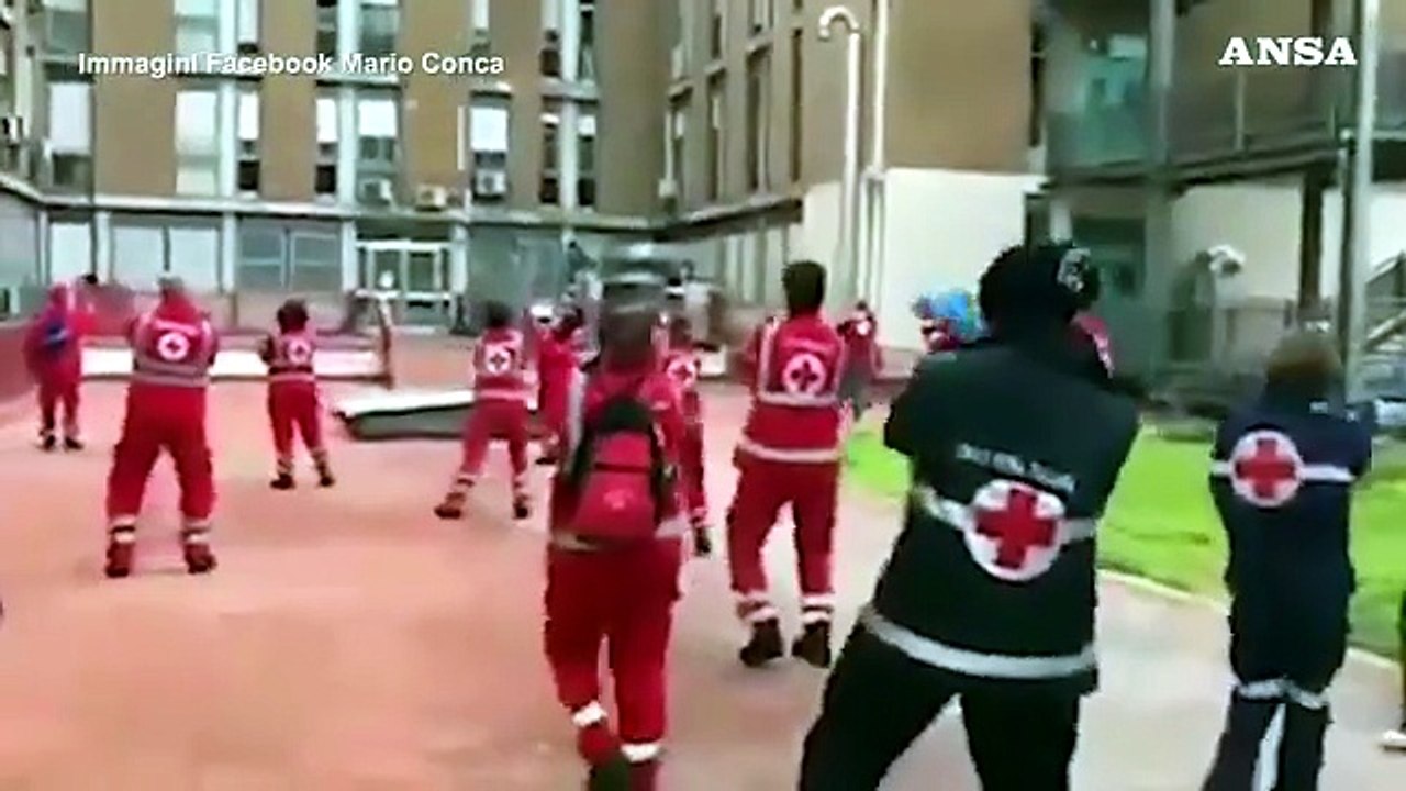 Volontari Croce rossa ballano 'Baby shark' per bimbi ricoverati