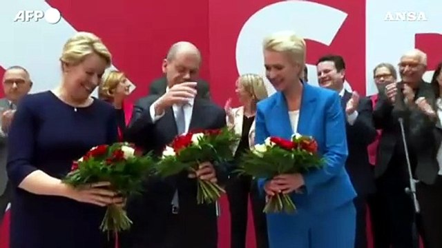 Germania, l'Spd celebra la vittoria alle elezioni con fiori e applausi per Scholz