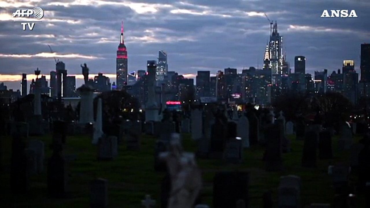 Coronavirus, Empire State Building si illumina per gli operatori sanitari