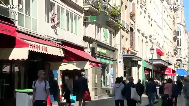 Coronavirus, i parigini non rinunciano agli acquisti: strade piene