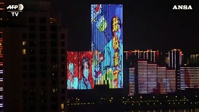 Coronavirus, Wuhan si illumina per omaggiare operatori sanitari