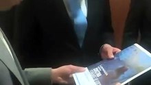 Franco Metaza le entregó a Roberto Velasco Álvarez el documento de la campaña Cristina Libre