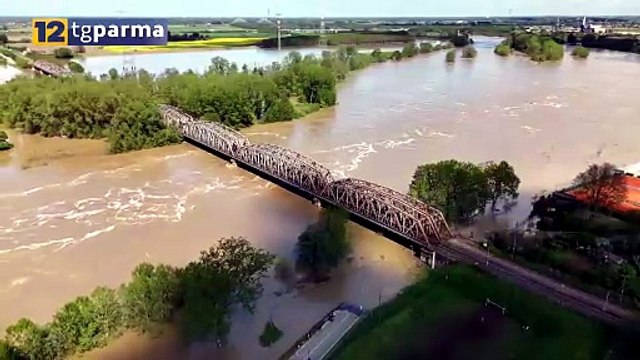 FIUME PO, LA PIENA IN TARDA SERATA. CASTIONE BARATTI, FAMIGLIA ISOLATA | FIUME PO, LA PIENA IN TARDA SERATA. CASTIONE BARATTI, FAMIGLIA ISOLATA