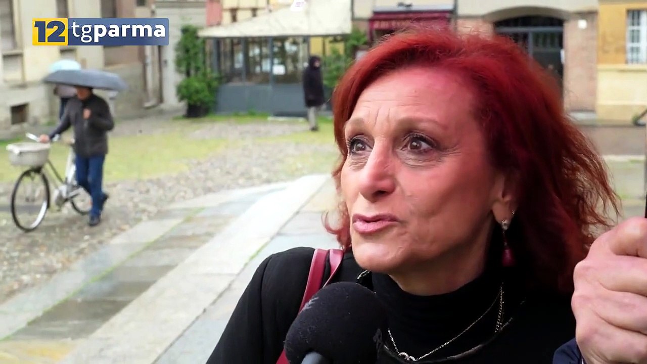 IN DUOMO IL DOLORE DI PARMIGIANI E TURISTI: "GRANDE PAPA E GRANDE UOMO" | IN DUOMO IL DOLORE DI PARMIGIANI E TURISTI: "GRANDE PAPA E GRANDE UOMO"