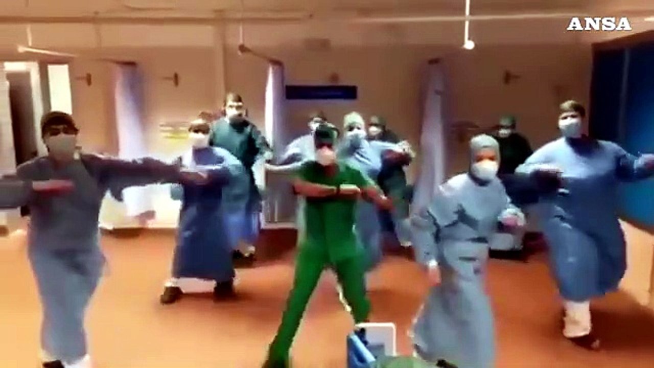 Coronavirus, medici e infermieri a Genova ballano una 'zumba' antistress