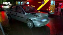 Carro bate em caminhão estacionado e deixa motorista ferido em Cascavel