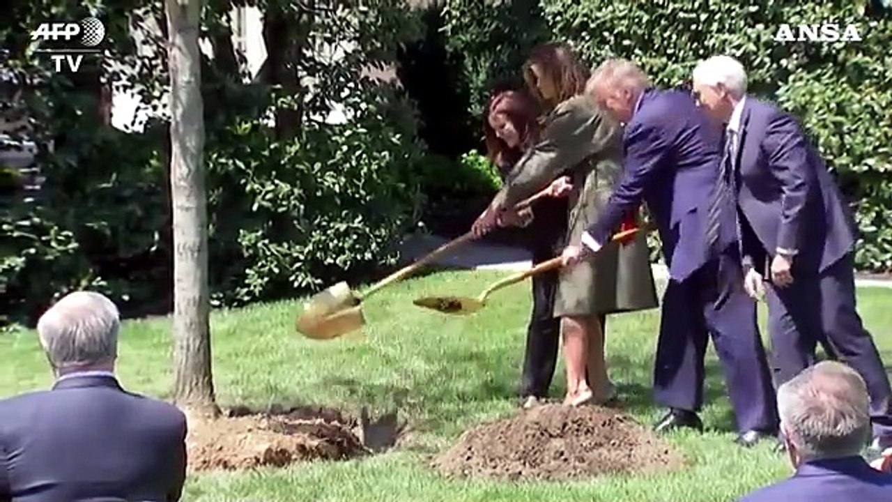 Earth Day, Donald e Melania Trump piantano un albero alla Casa Bianca