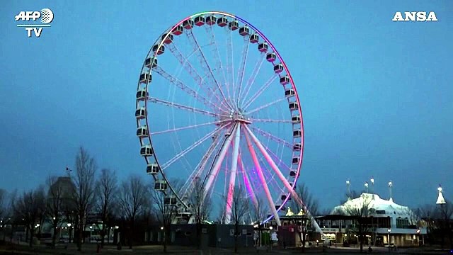 Coronavirus, Montreal si illumina con i colori dell'arcobaleno
