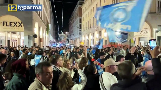 SCUDETTO NAPOLI, SCONTRI IN VIA FARINI DURANTE I FESTEGGIAMENTI | SCUDETTO NAPOLI, SCONTRI IN VIA FARINI DURANTE I FESTEGGIAMENTI