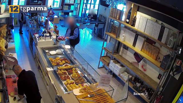 LADRO RUBA LE MANCE DAL BAR PARSIFAL DI VIA CREMONESE E RITENTA IL COLPO | LADRO RUBA LE MANCE DAL BAR PARSIFAL DI VIA CREMONESE E RITENTA IL COLPO