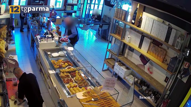 LADRO RUBA LE MANCE DAL BAR PARSIFAL DI VIA CREMONESE E RITENTA IL COLPO | LADRO RUBA LE MANCE DAL BAR PARSIFAL DI VIA CREMONESE E RITENTA IL COLPO