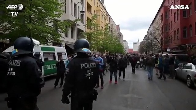 Coronavirus, a Berlino proteste contro il lockdown: oltre 100 arresti