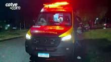 Rapazes ficam feridos após batida entre carro e moto no bairro Santa Cruz